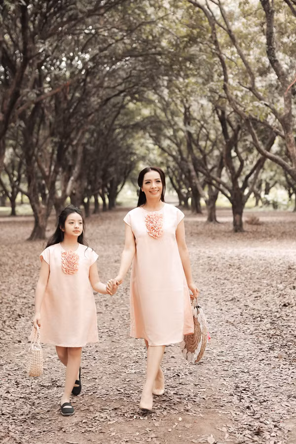 Thúy Hằng và bé Bông - con gái chị - vừa cùng thực hiện bộ ảnh chung nhân dịp bé tròn 10 tuổi. Thúy Hằng và bé Bông - con gái chị - vừa cùng thực hiện bộ ảnh chung nhân dịp bé tròn 10 tuổi.