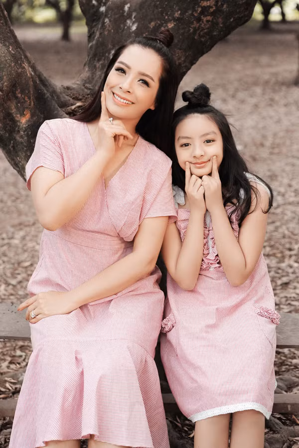 Bé Bông sớm có sở thích chụp hình và thể hiện niềm yêu thích với nghề mẫu của mẹ. Từ khi Bông còn bé xíu, Thúy Hằng thường xuyên đưa bé theo để làm trợ giảng tại trung tâm đào tạo mẫu nhí. Vì vậy, Bông có thể diễn trước ống kính hoặc trên sàn catwak đều rất tốt. Bé Bông sớm có sở thích chụp hình và thể hiện niềm yêu thích với nghề mẫu của mẹ. Từ khi Bông còn bé xíu, Thúy Hằng thường xuyên đưa bé theo để làm trợ giảng tại trung tâm đào tạo mẫu nhí. Vì vậy, Bông có thể diễn trước ống kính hoặc trên sàn catwak đều rất tốt.