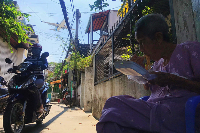 Tuy nhiên, việc di chuyển của máy bay cũng không làm ảnh hưởng nhiều đến sinh hoạt của người dân tại đây. Và người dân xem máy bay như là một trong những hoạt động bình thường