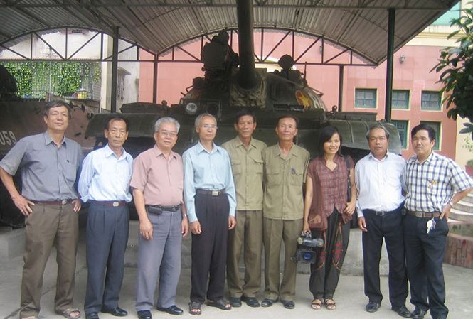 (Từ trái sang) Đại tá Nguyễn Khắc Nguyệt (thứ nhất), cựu Trưởng xe 390 Vũ Đăng Toàn (thứ ba), đại tá Bùi Quang Thận (thứ sáu) và cựu pháo thủ xe tăng 390 Ngô Sĩ Nguyên (thứ 9) trong một cuộc gặp năm 2009. (Từ trái sang) Đại tá Nguyễn Khắc Nguyệt (thứ nhất), cựu Trưởng xe 390 Vũ Đăng Toàn (thứ ba), đại tá Bùi Quang Thận (thứ sáu) và cựu pháo thủ xe tăng 390 Ngô Sĩ Nguyên (thứ 9) trong một cuộc gặp năm 2009.