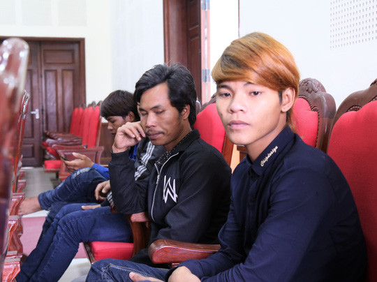 Anh Hồ Văn Hinh (tóc vàng) mong muốn cơ quan chức năng sớm tìm ra em trai bị lạc khi bỏ trốn khỏi bãi Muối Anh Hồ Văn Hinh (tóc vàng) mong muốn cơ quan chức năng sớm tìm ra em trai bị lạc khi bỏ trốn khỏi bãi Muối