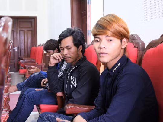  Anh Hồ Văn Hinh (tóc vàng) mong muốn cơ quan chức năng sớm tìm ra em trai bị lạc khi bỏ trốn khỏi bãi Muối