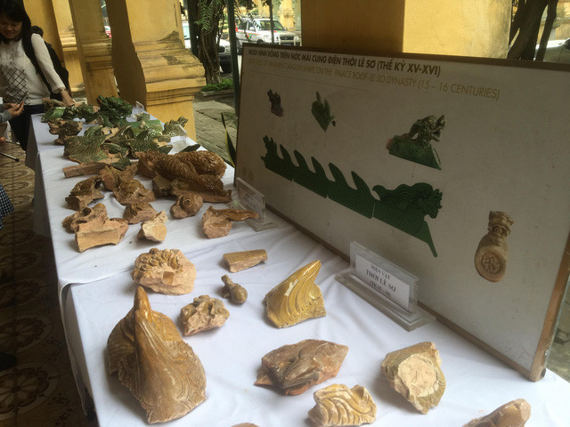 Một số di vật thời Lê sơ tìm thấy dưới lòng điện Kính Thiên.