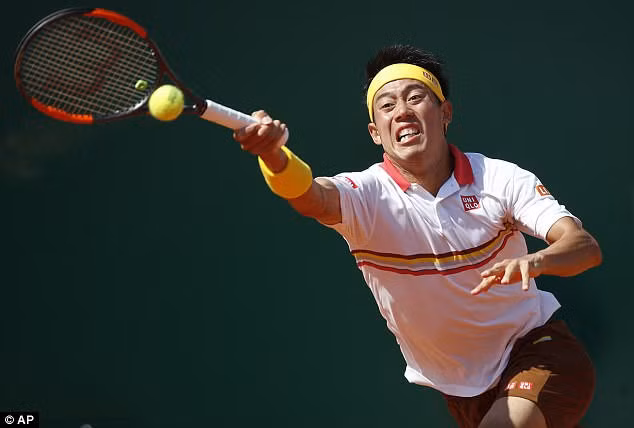  Nishikori bất lực trước Rafa quá mạnh bên kia lưới. Ảnh: AP.