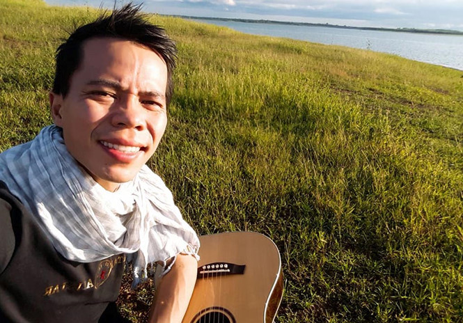 Một mình một ba lô và cây đàn guitar, anh Hà đi khắp đất nước Một mình một ba lô và cây đàn guitar, anh Hà đi khắp đất nước