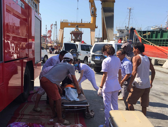 Nỗ lực cấp cứu các trường hợp bị tại trên tàu Thành Công 98 vào trưa 11-4