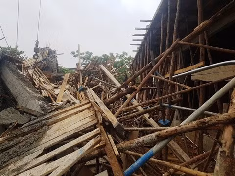 Đống đổ nát sau khi giàn giáo bị sập.