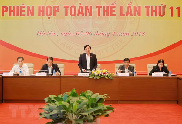 Ông Nguyễn Khắc Định, Chủ nhiệm Ủy ban Pháp luật của Quốc hội chủ trì phiên họp.