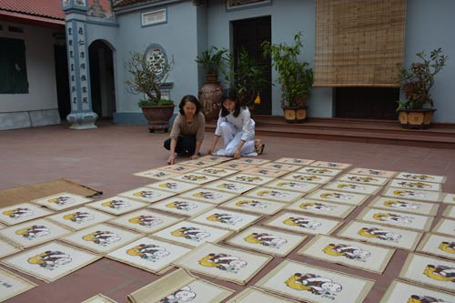 Phơi tranh tại xưởng của nghệ nhân Nguyễn Thị Oanh Phơi tranh tại xưởng của nghệ nhân Nguyễn Thị Oanh