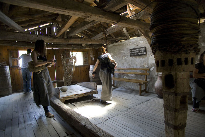 Du khách đang tham quan bên trong tu viện Agia Triada - Ảnh: Milos Bicanski/Getty Du khách đang tham quan bên trong tu viện Agia Triada - Ảnh: Milos Bicanski/Getty