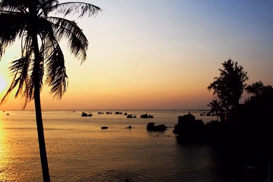 Hoàng hôn trên biển.