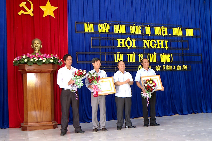 Phó Bí thư Tỉnh ủy thay mặt Tỉnh ủy Gia Lai đã khen thưởng đột xuất và trao Bằng khen cho tập thể Ban Thường vụ Huyện ủy và cá nhân đồng chí Đỗ Ngọc Thành-Bí thư Huyện ủy Phú Thiện. Ảnh: T.D