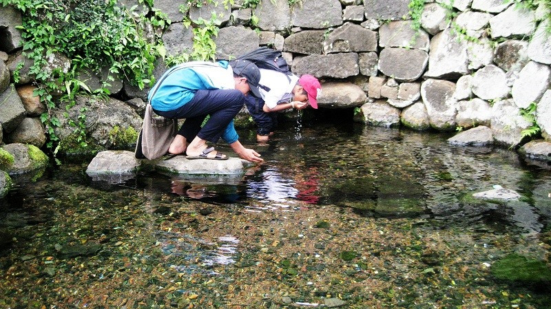 Nước giếng cổ Gio An trong veo, tinh khiết. Nước giếng cổ Gio An trong veo, tinh khiết.