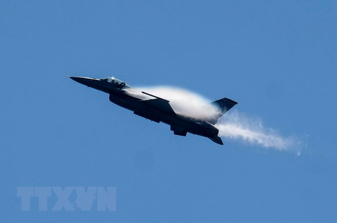 Máy bay chiến đấu F-16 trình diễn tại Triển lãm hàng không Breitling Huntington Beach ở Orange, California, Mỹ ngày 30/9/2017. (Nguồn: THX/TTXVN)