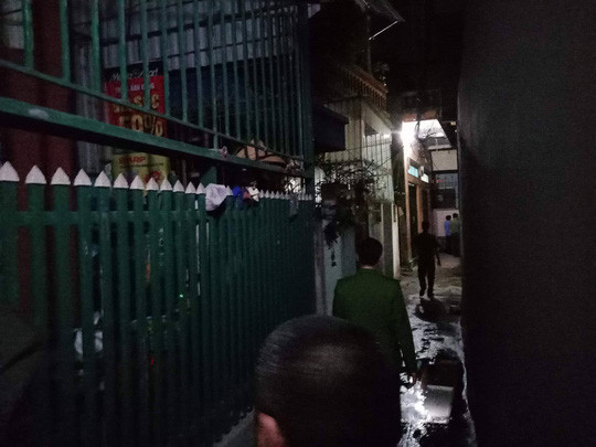  Lực lượng công an trên lối vào nhà ông Vĩnh trên đường Hàn Thuyên