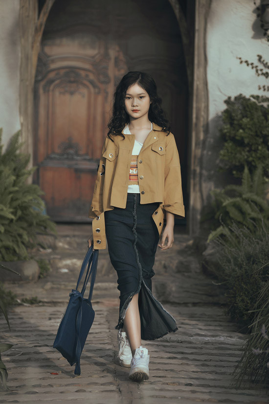 Mẫu nhí Hà Thiên Trang sành điệu và phá cách trong set đồ kaki với jeans. Mẫu nhí Hà Thiên Trang sành điệu và phá cách trong set đồ kaki với jeans.