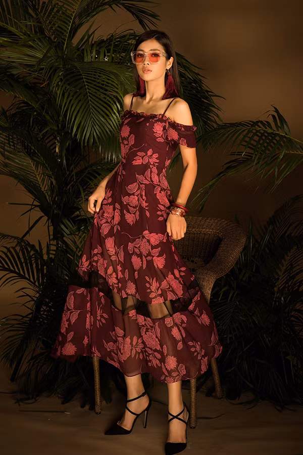 Những chất liệu mềm mại như lụa, chiffon, voan, ren được phối hợp cùng nhau để mang tới những bộ cánh giúp người mặc có được sự thoải mái.