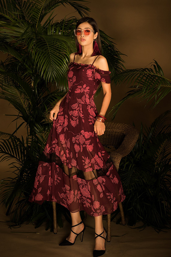 Những chất liệu mềm mại như lụa, chiffon, voan, ren được phối hợp cùng nhau để mang tới những bộ cánh giúp người mặc có được sự thoải mái. Những chất liệu mềm mại như lụa, chiffon, voan, ren được phối hợp cùng nhau để mang tới những bộ cánh giúp người mặc có được sự thoải mái.