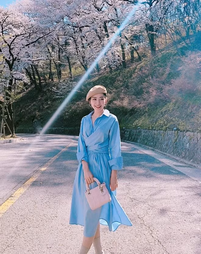 Trên cung đường ngập tràn sắc hoa anh đào tại Hàn Quốc, Chi Pu tỏa sáng rạng rỡ với bộ đầm quấn tông màu xanh pastel, xách túi Dior hồng phấn điệu đà.