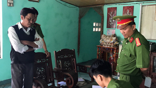 Trịnh Duy Văn bị cơ quan điều tra lấy lời khai tại nhà riêng.