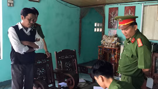 Trịnh Duy Văn bị cơ quan điều tra lấy lời khai tại nhà riêng.