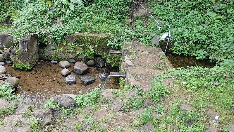 Giếng xây dựng dựa trên độ chênh lệch của sườn đồi. Giếng xây dựng dựa trên độ chênh lệch của sườn đồi.