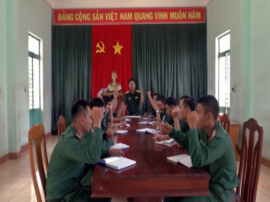 Một buổi sinh hoạt chi bộ của Đại đội Bộ binh 4, Trung đoàn 991. Ảnh: N.S