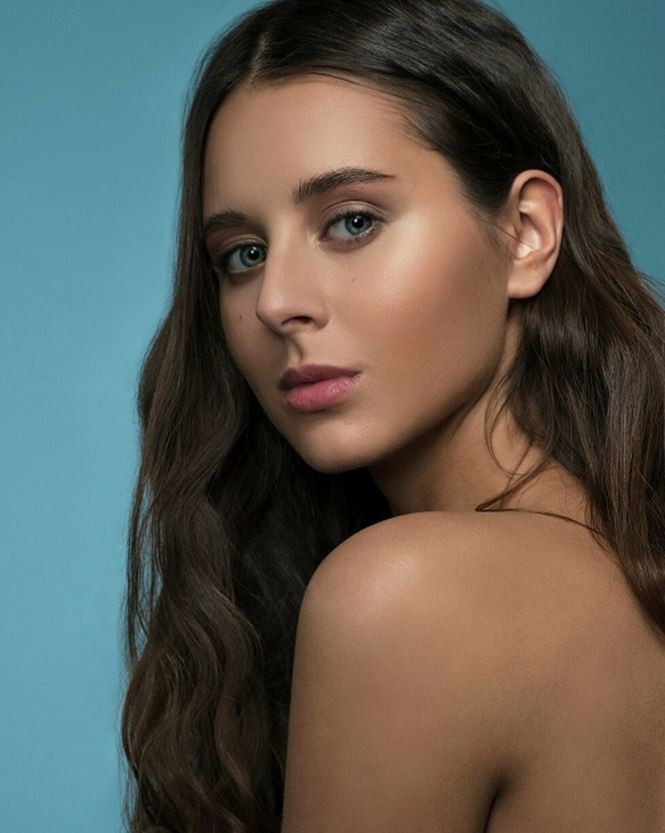 Gương mặt đẹp tựa búp bê Gương mặt đẹp tựa búp bê