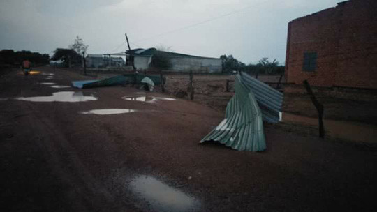 Hàng trăm ngôi nhà bị sập, tốc mái.