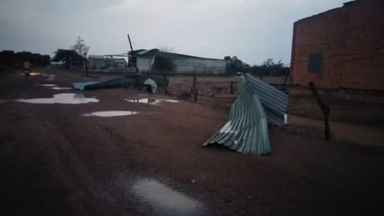 Hàng trăm ngôi nhà bị sập, tốc mái.