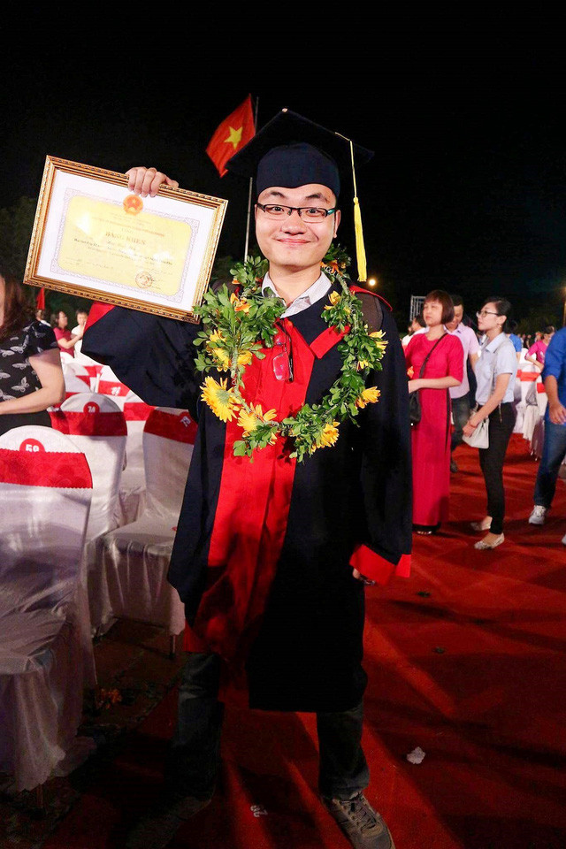  Minh Thắng nhận bằng khen tại Lễ biểu dương Học sinh - Sinh viên xuất sắc của thành phố Hải Phòng năm 2017.