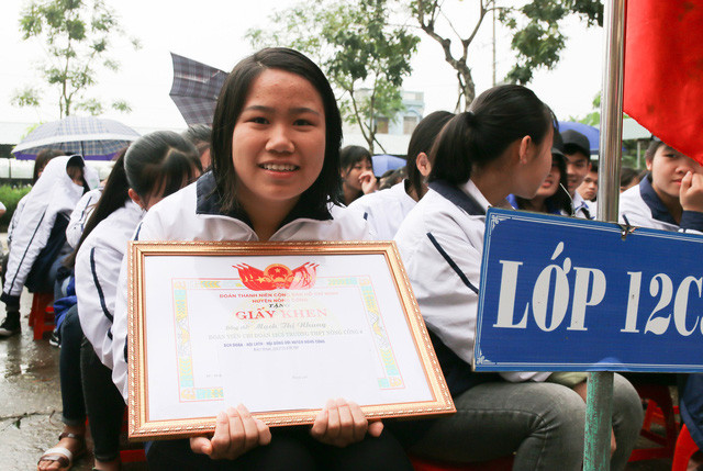 Em Mạch Thị Nhung nhận giấy khen của Huyện đoàn Nông Cống - Ảnh do Huyện đoàn Nông Cống cung cấp Em Mạch Thị Nhung nhận giấy khen của Huyện đoàn Nông Cống - Ảnh do Huyện đoàn Nông Cống cung cấp