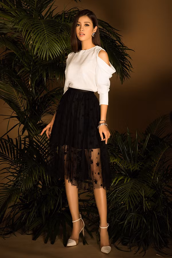 Tông màu đen trắng dễ sử dụng và khó lỗi mốt vẫn được ưu ái và chọn lựa để thể hiện trên các mẫu áo khoét vai, sơ mi tay bồng biến tấu, áo bèo nhún đi cùng các kiểu váy midi, quần ống rộng dáng lửng.