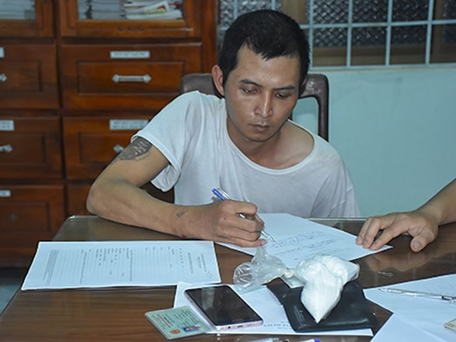 Nguyễn Bá Đôn và tang vật. Nguyễn Bá Đôn và tang vật.