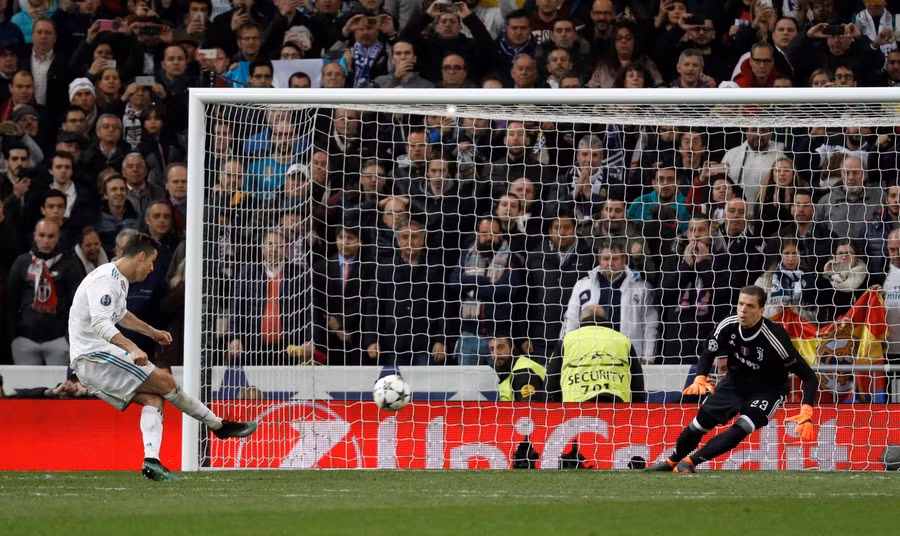 Pha sút penalty quyết định của Ronaldo. Ảnh: REUTERS