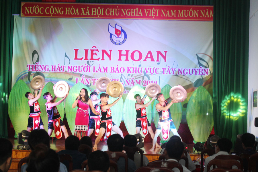 Các tiết mục biểu diễn được các đội thi chuẩn bị chu đáo. Ảnh: N.T