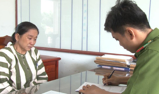 Lực lượng chức năng lấy lời khai của nữ quái Trần Thị Lệ Thu. Ảnh do Công an cung cấp.