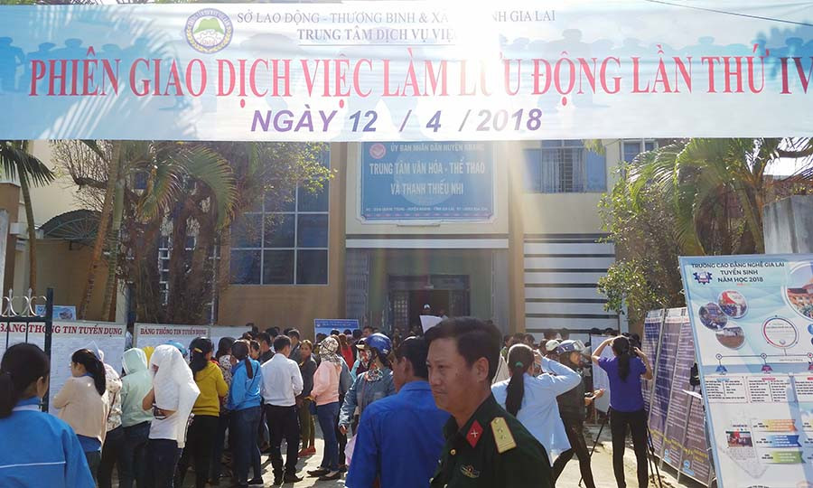  Toàn cảnh phiên giao dịch việc làm lưu động tại huyện Kbang. Ảnh: Đinh Yến