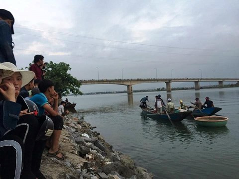 Lực lượng chức năng tìm kiếm thi thể học sinh bị đuối nước.