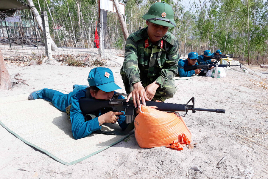 Đại úy Rơ Ô Su đang hướng dẫn chiến sỹ dân quân sử dụng súng AR 15. Ảnh: M.L