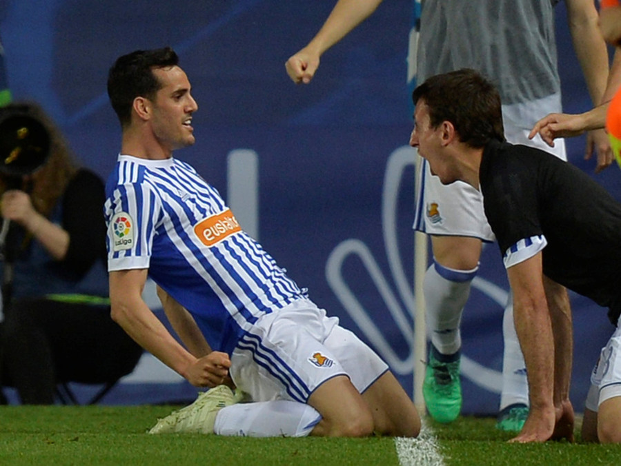 Các cầu thủ Sociedad ăn mừng bàn thắng vào lưới Atletico Madrid. Ảnh: REUTERS Các cầu thủ Sociedad ăn mừng bàn thắng vào lưới Atletico Madrid. Ảnh: REUTERS