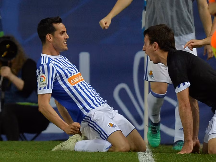  Các cầu thủ Sociedad ăn mừng bàn thắng vào lưới Atletico Madrid. Ảnh: REUTERS