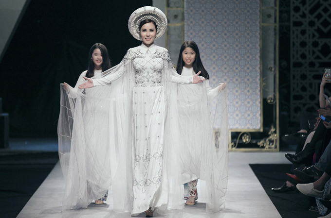 Hoa hậu Áo dài 2017 Hoàng Dung tự tin kết màn cùng hai mẫu nhí. Hoa hậu Áo dài 2017 Hoàng Dung tự tin kết màn cùng hai mẫu nhí.