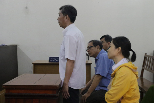 Bị cáp Hồ Văn Khởi (áo trắng) và đồng phạm tại phiên phúc thẩm.