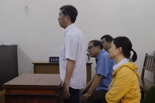 Bị cáp Hồ Văn Khởi (áo trắng) và đồng phạm tại phiên phúc thẩm.