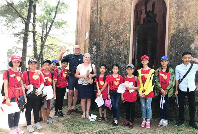 Các em chụp ảnh lưu niệm với du khách. Các em chụp ảnh lưu niệm với du khách.