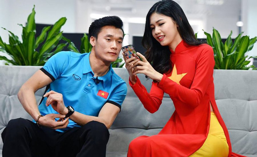 Thanh Tú bên thủ môn Tiến Dũng.