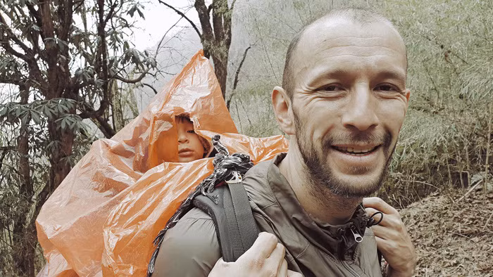  Trên đường đi, nhóm bắt gặp một người đàn ông Columbia địu theo con nhỏ lên Annapurna