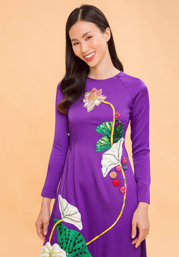  Thanh Thủy giới thiệu sưu tập áo dài hoa sen của nhà thiết kế Thủy Nguyễn.