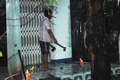  Sau khi giết bà nội, Hiếu cầm búa cố thủ. Ảnh: C.A